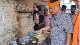 প্রচার সারছিলেন, হঠাৎ দোকানে ঢুকে চপ ভাজতে শুরু করলেন বিজেপি প্রার্থী