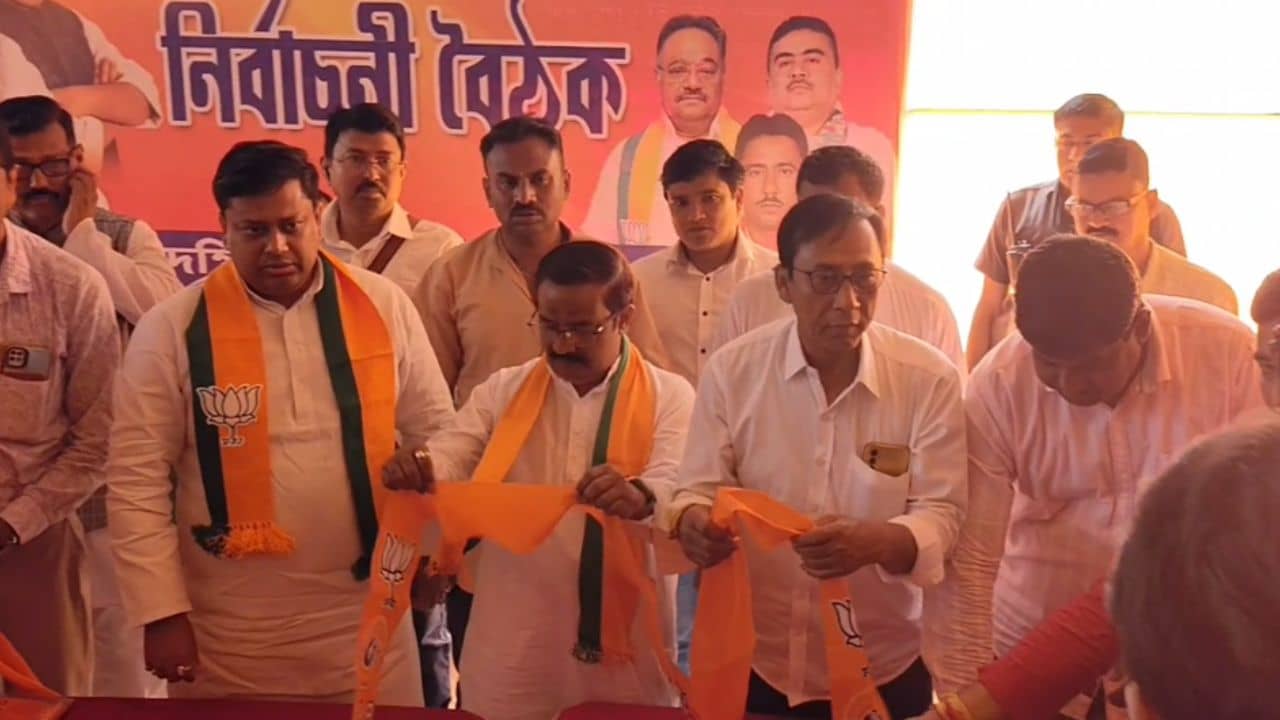 Balurghat: তৃণমূল-সিপিএম ছেড়ে ঝাঁকে-ঝাঁকে যোগদান বিজেপিতে