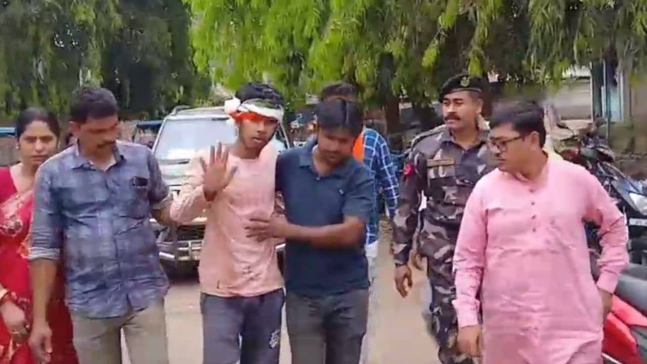 Bankura BJP Candidate: লোকটা রাস্তায় পড়ে ছটফট করছিলেন..., বিজেপি প্রার্থীর কাজে মানবিকতার নজির