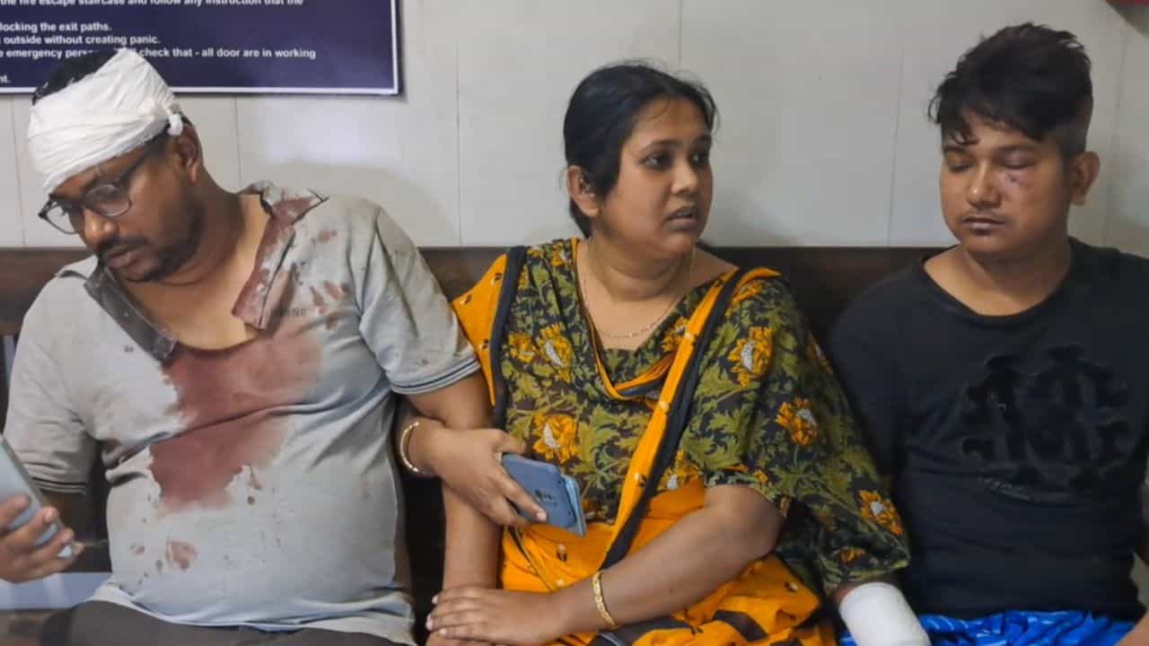 Baruipur: স্ত্রী সন্তানকে নিয়ে চলে গিয়েছিলেন বাবার বাড়িতে, সেই রাগে স্ত্রী আত্মীয়ের মাথা ক্ষুর দিয়ে 'কেটে দিলেন' স্বামী Baruipur: স্ত্রী সন্তানকে নিয়ে চলে গিয়েছিলেন বাবার বাড়িতে, সেই রাগে স্ত্রী আত্মীয়ের মাথা ক্ষুর দিয়ে 'কেটে দিলেন' স্বামী