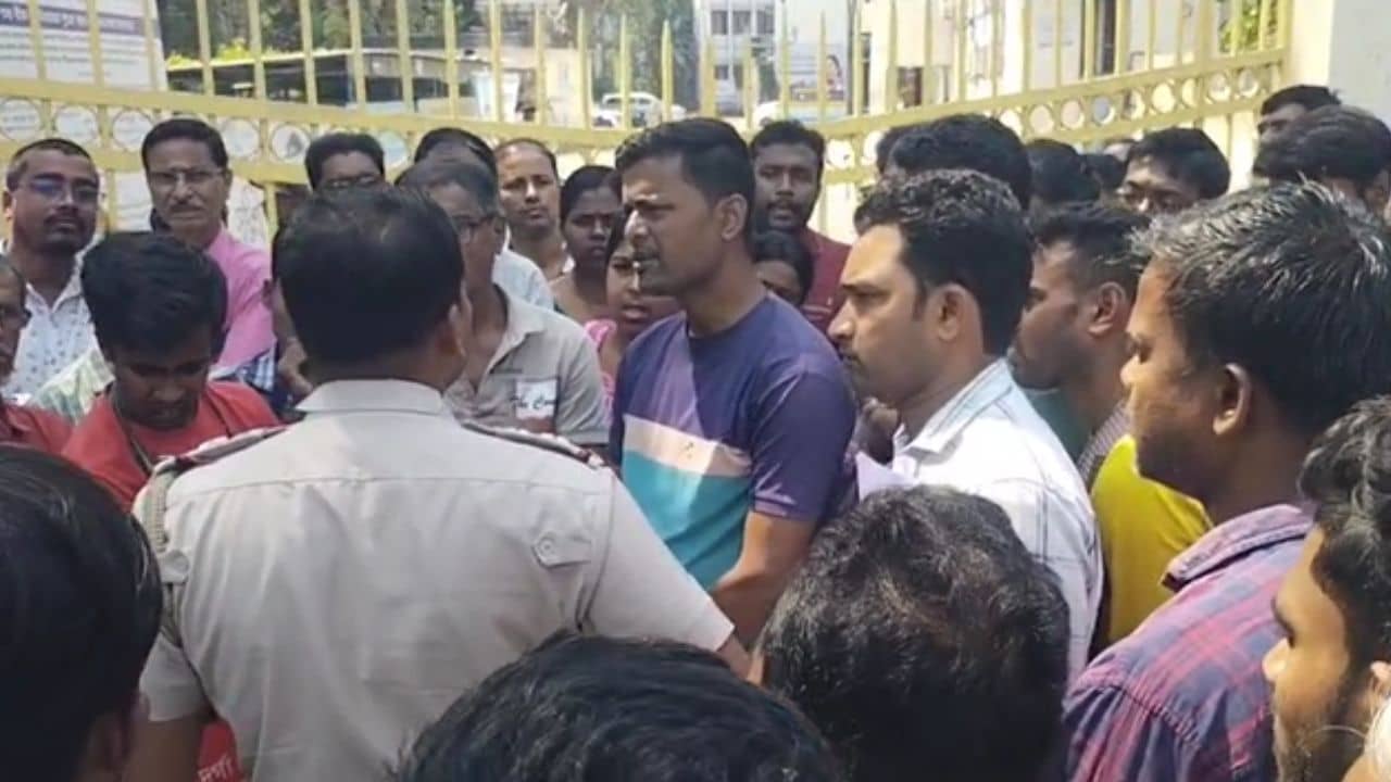 এতদিন ভোট দিলেও হঠাৎ নাম বাদ যাওয়ায় ছড়িয়েছে আতঙ্ক!