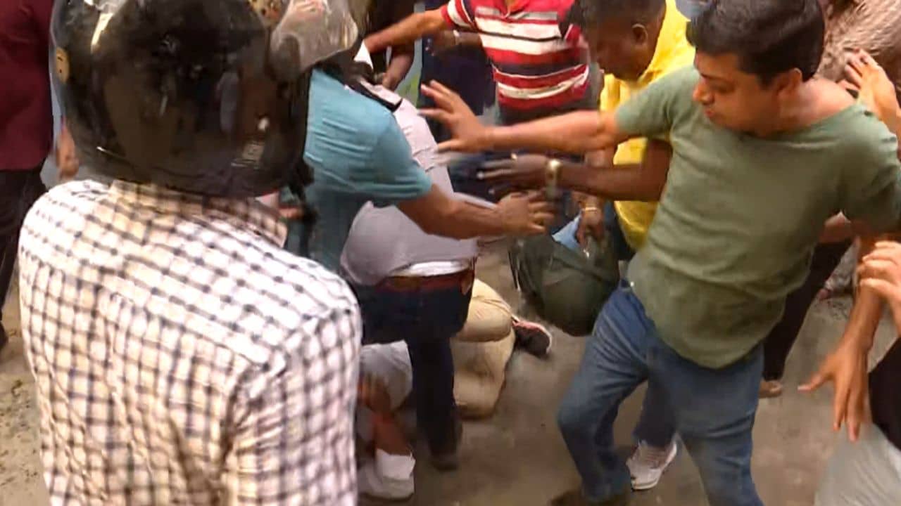 Netajinagar: দেওয়াল লিখন ঘিরে তৃণমূল-বিজেপি সংঘর্ষ, মাথায় হাত পুলিশের