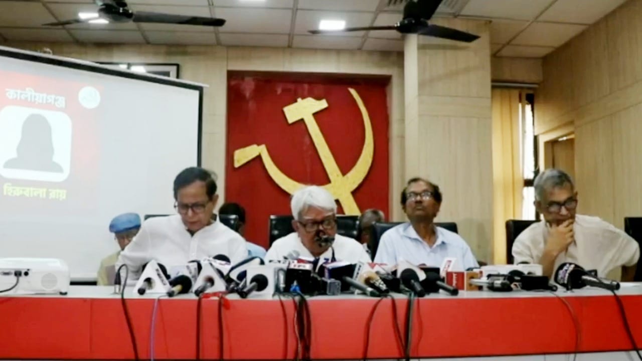 Left Front: প্রার্থী তালিকা প্রকাশে তৃণমূল-বিজেপিকে 'গোল' দিল বাম, দেখুন কে কোথায় দাঁড়ালেন Left Front: প্রার্থী তালিকা প্রকাশে তৃণমূল-বিজেপিকে 'গোল' দিল বাম, দেখুন কে কোথায় দাঁড়ালেন