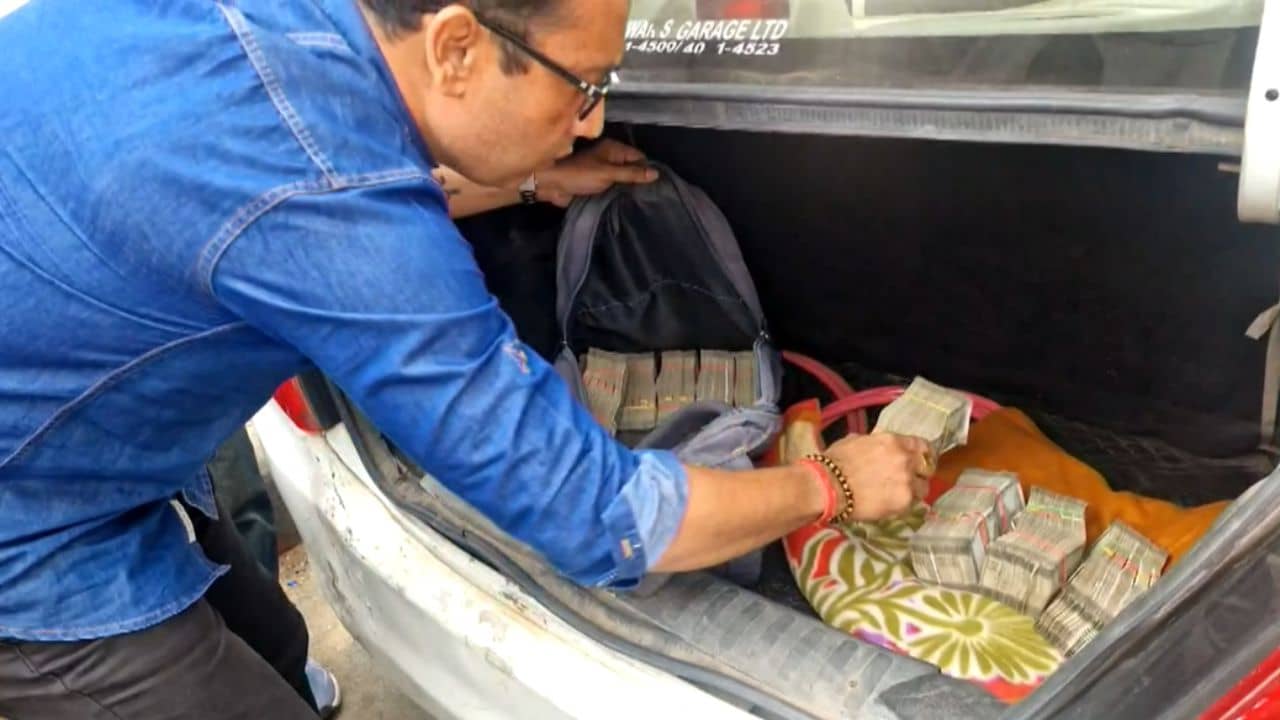 Cash recovered: নিউটাউনে গাড়ির ডিকিতে টাকার বান্ডিলের স্তূপ, কোথায় নিয়ে যাওয়া হচ্ছিল?