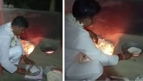 গৃহস্থের রান্নাঘরে ঢুকে রুটি বেলে ভোট চাইলেন TMC প্রার্থী