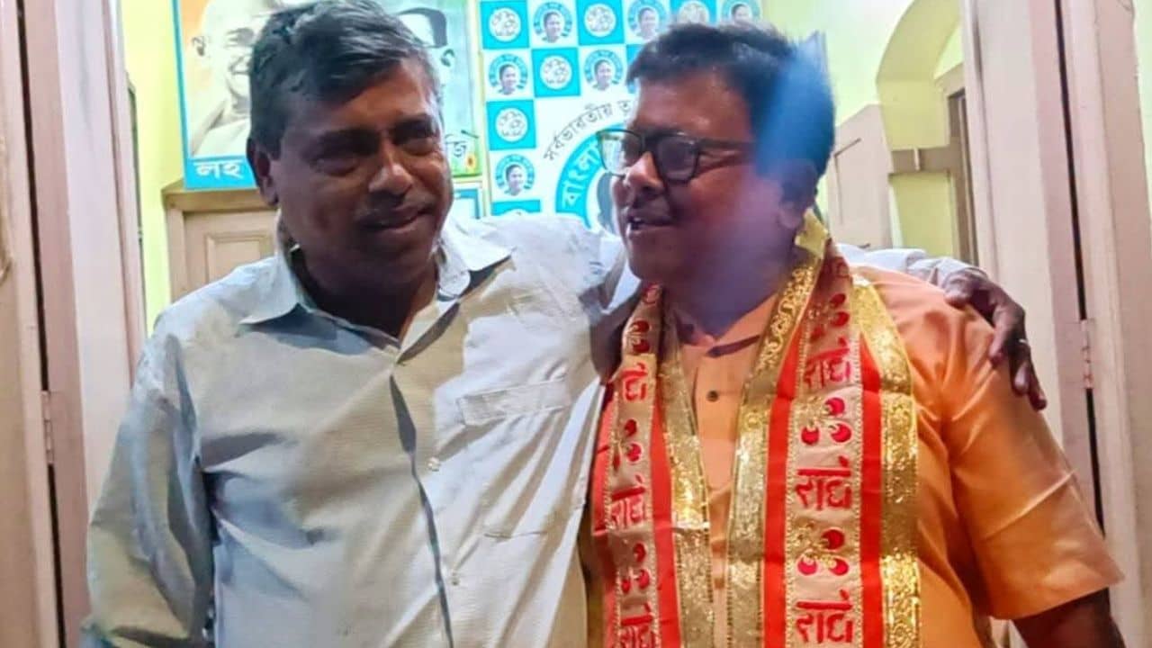 Hooghly: পুরনো বন্ধু, বিজেপি প্রার্থীর সঙ্গে তৃণমূল কাউন্সিলের ছবি ভাইরাল
