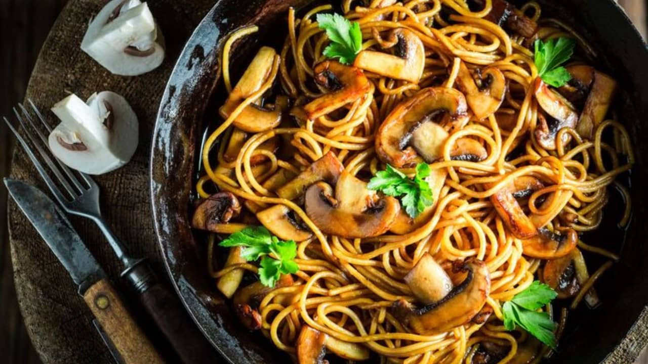 চিকেন বা এগ নয়, এবার বানান মাশরুম নুডলস, রইল রেসিপি