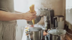 গ্যাস সিলিন্ডারের আগুন দাম! রান্নার সময় কী কী খেয়াল রাখবেন?