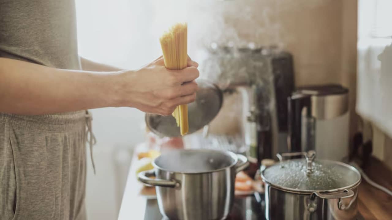 গ্যাস সিলিন্ডারের আগুন দাম! রান্নার সময় কী কী খেয়াল রাখবেন?