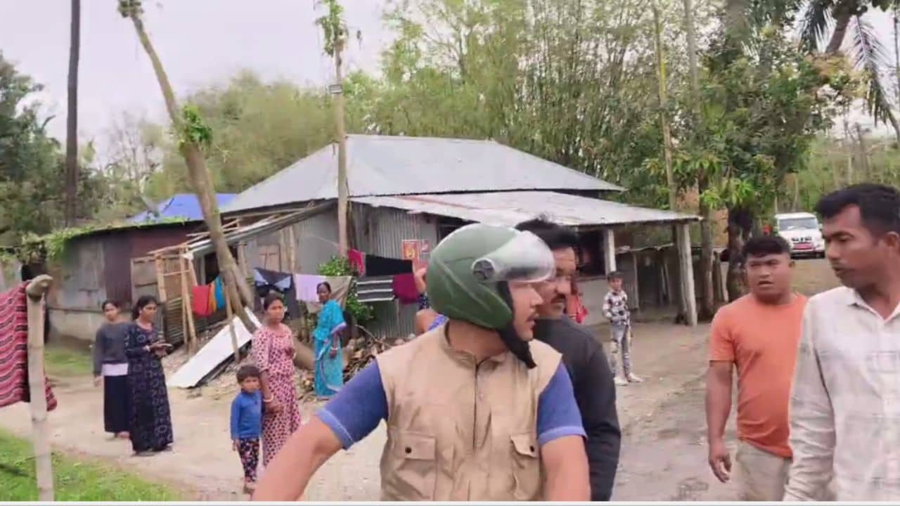 Dhupguri: ত্রাণ নিয়ে ঢুকতেই ব্যাপক বিক্ষোভ, তৃণমূল নেতাদের ঘিরলেন গ্রামবাসী