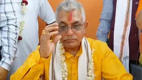 নিজের গড়ে মাটি কামড়ে প্রচারে বিজেপির দিলীপ ঘোষ