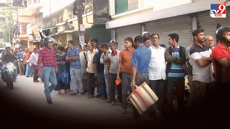 Domestic LPG cylinders: বুকিংয়ের জন্য লম্বা লাইন, পাশের হোটেলগুলিতে দিব্যি ব্যবহার হচ্ছে গৃহস্থের রান্নার গ্যাস