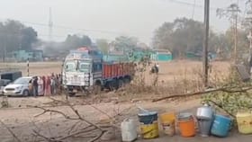 ভোট বড় বালাই! প্রচারে বেরিয়ে দু'বালতি জল টেনে দিলেন বিজেপি প্রার্থী