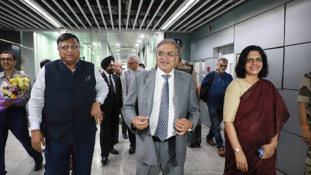 West Bengal News Live: শহরে কমিশনের ফুল বেঞ্চ, একে একে ঢুকছেন রাজনৈতিক দলের প্রতিনিধিরা