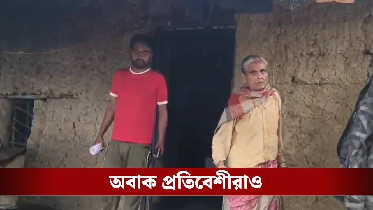 Burdwan: মাটির দেওয়ালে ফাটল, টপটপ করে জল পড়ে বর্ষায়, শুধু একটাই কারণে ঢুকল না টাকাটা!