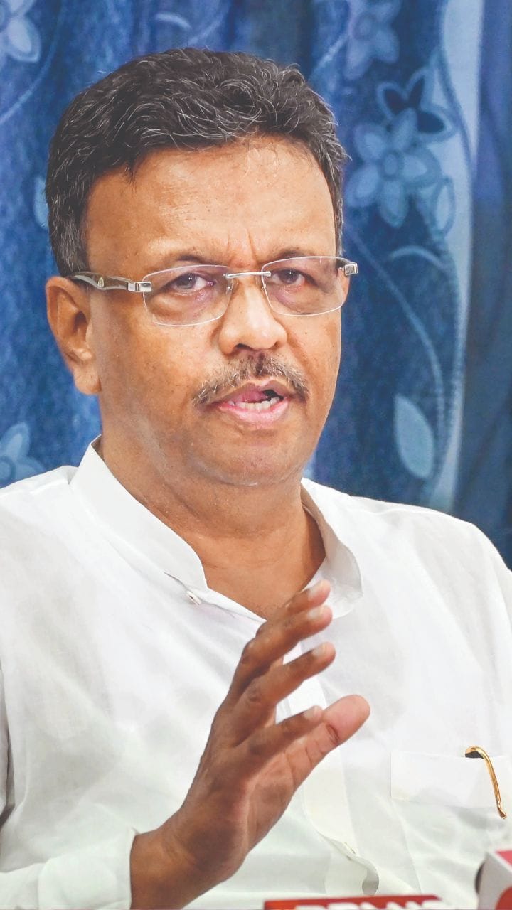 ফিরহাদকে কাছে পেয়ে মহিলারা ঘিরে ধরলেন, জানালেন বঞ্চনার কথা...