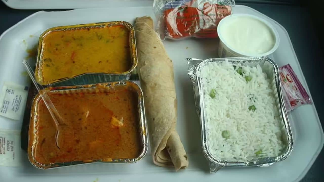 ট্রেনে অর্ডার দেওয়া খাবারের প্যাকেটের উপরে থাকবে QR Code, স্ক্যান করলে কী দেখবেন জানেন?
