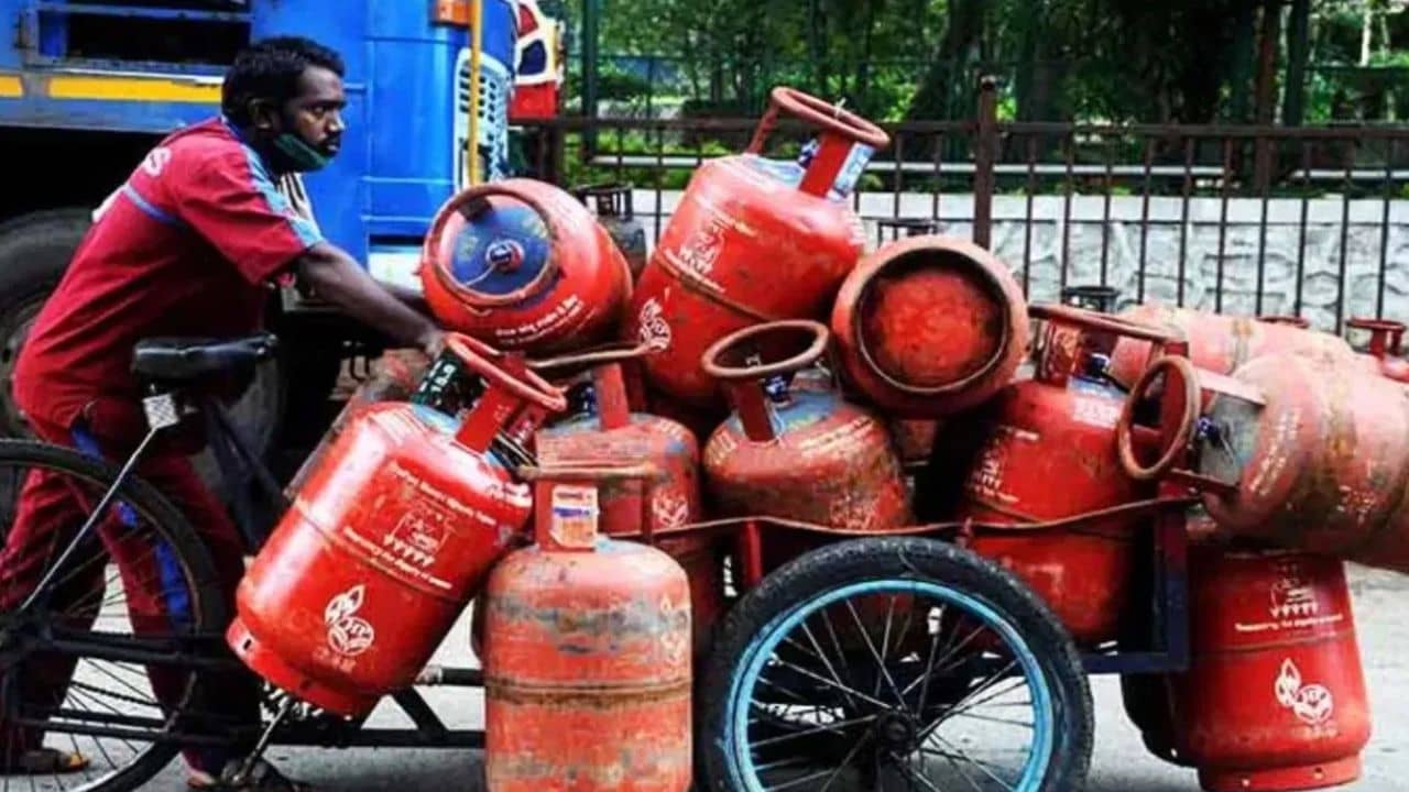 Gas Crisis : ২৫ দিনের আগে গ্যাস বুকিং নয়, কী কী সমস্যায় পড়তে হচ্ছে আমজনতাকে ?