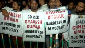 শহরে জ্ঞানেশ-সহ কমিশনের ফুল বেঞ্চ, কালো পতাকা দেখাল বিক্ষোভকারীরা