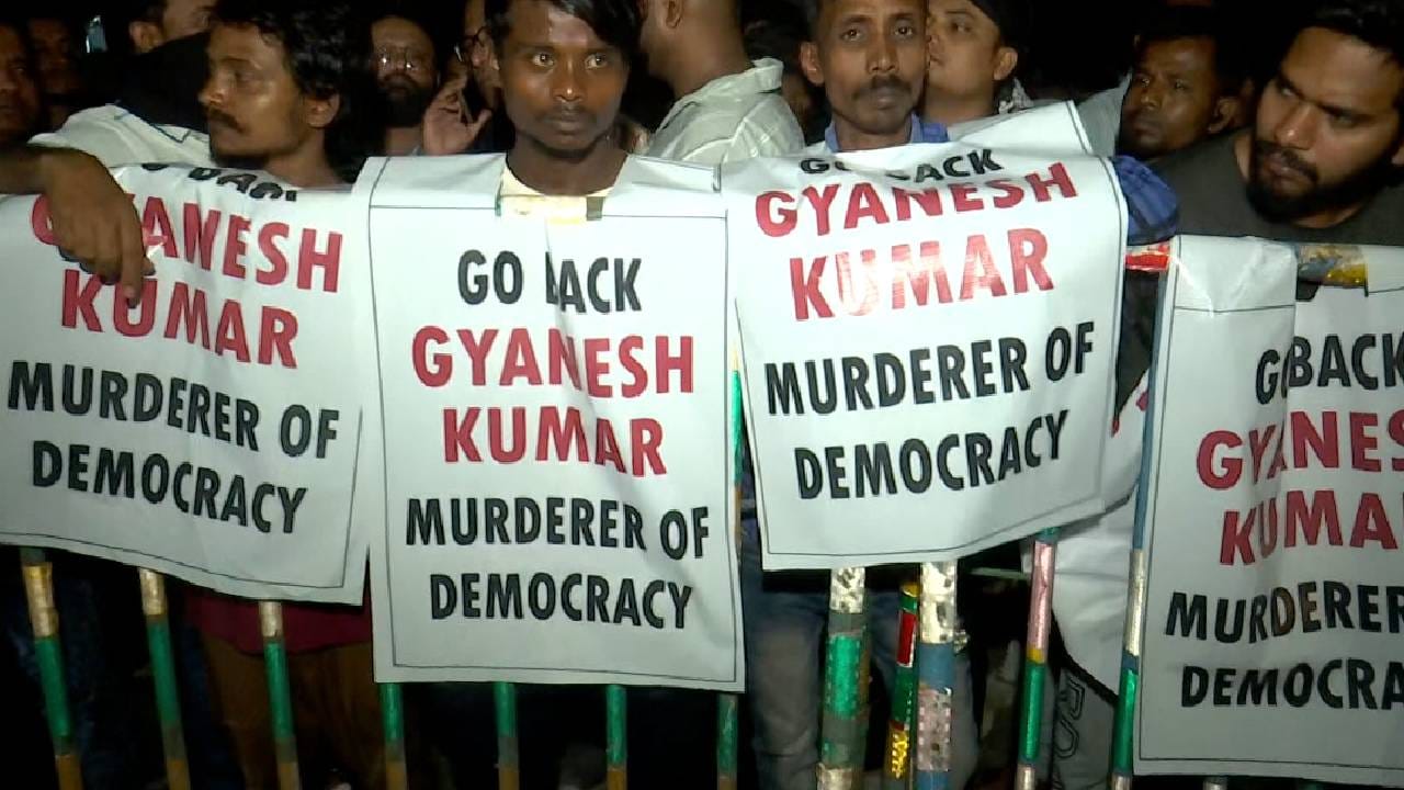 West Bengal News Today Highlights: শহরে জ্ঞানেশ-সহ কমিশনের ফুল বেঞ্চ, কালো পতাকা দেখাল বিক্ষোভকারীরা West Bengal News Today Highlights: শহরে জ্ঞানেশ-সহ কমিশনের ফুল বেঞ্চ, কালো পতাকা দেখাল বিক্ষোভকারীরা