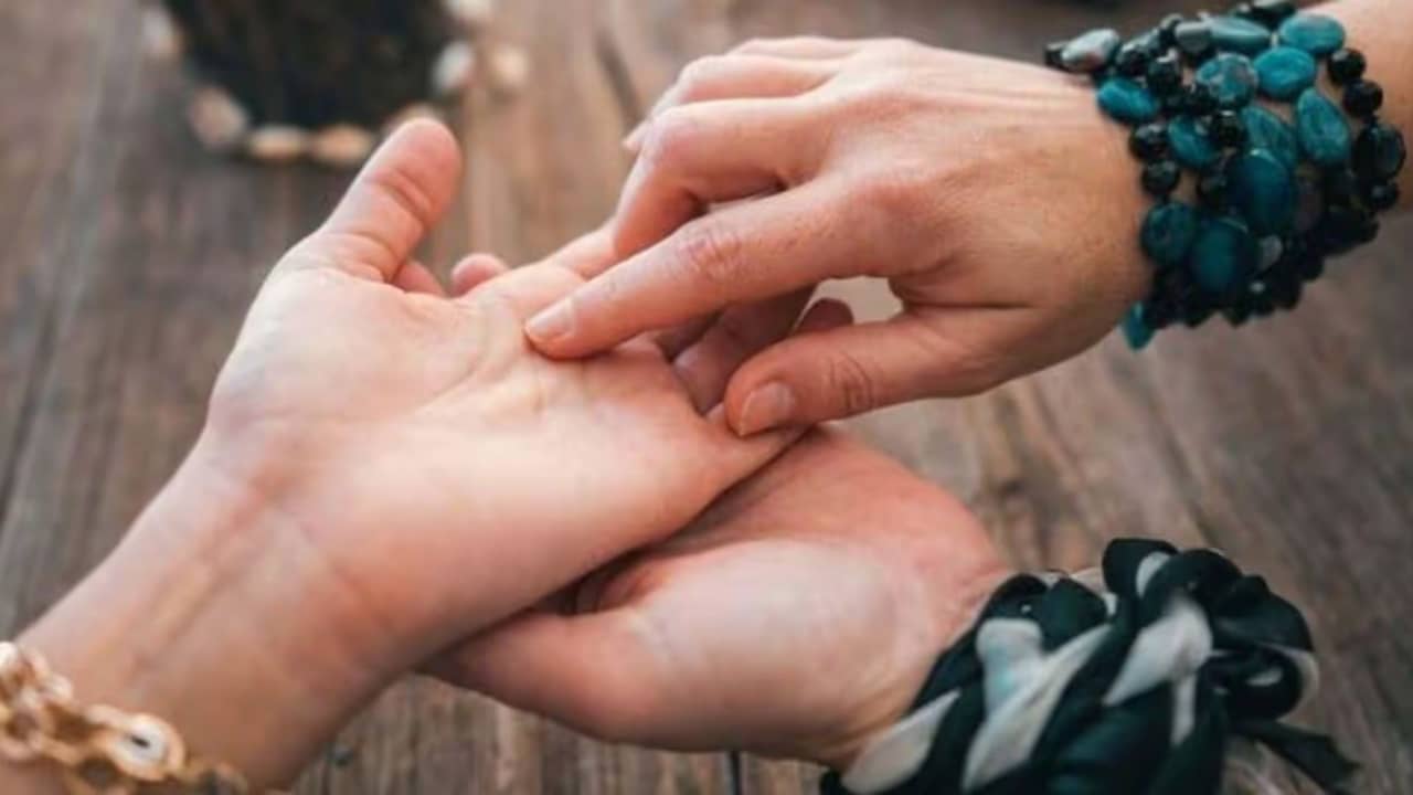 স্ত্রীর হাতের রেখায় লুকানো স্বামীর সাফল্যের চাবিকাঠি! জেনে নিন কোন চিহ্নগুলি আনে রাজযোগ