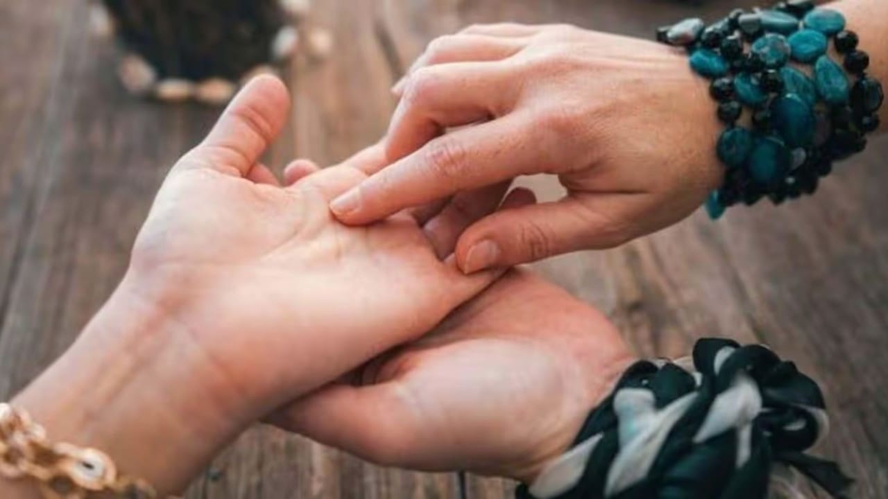 স্ত্রীর হাতের রেখায় লুকানো স্বামীর সাফল্যের চাবিকাঠি! জেনে নিন কোন চিহ্নগুলি আনে রাজযোগ স্ত্রীর হাতের রেখায় লুকানো স্বামীর সাফল্যের চাবিকাঠি! জেনে নিন কোন চিহ্নগুলি আনে রাজযোগ