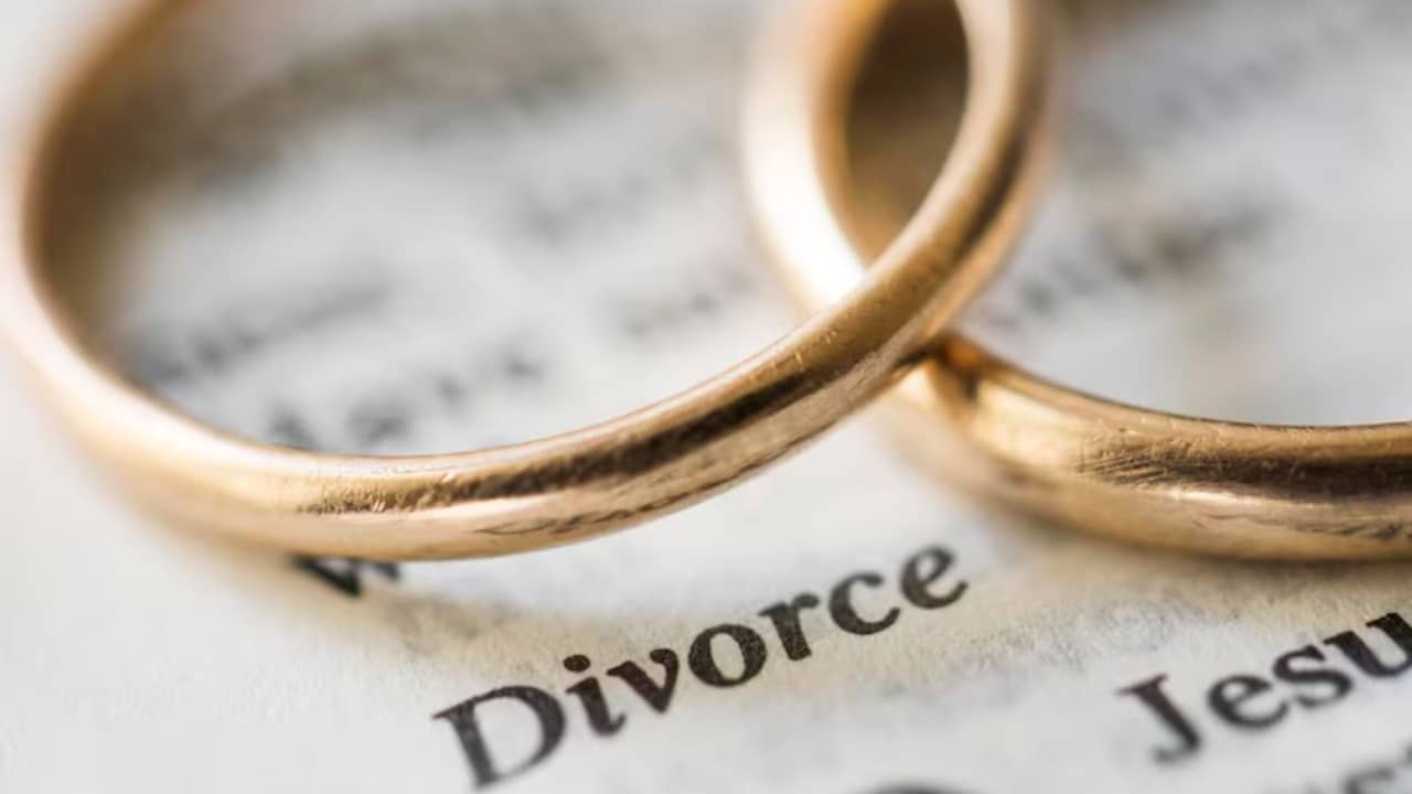 বিয়ের ৪ বছরের মধ্যেই ডিভোর্স! ব্যবসায়ী স্বামীর কাছ থেকে কত খোরপোশ চাইলেন জনপ্রিয় অভিনেত্রী?