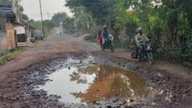 'হাসপাতালে গেলে বেঁধে যায় আরেক রোগ', রাস্তার বেহাল দশা নিয়ে ক্ষোভ