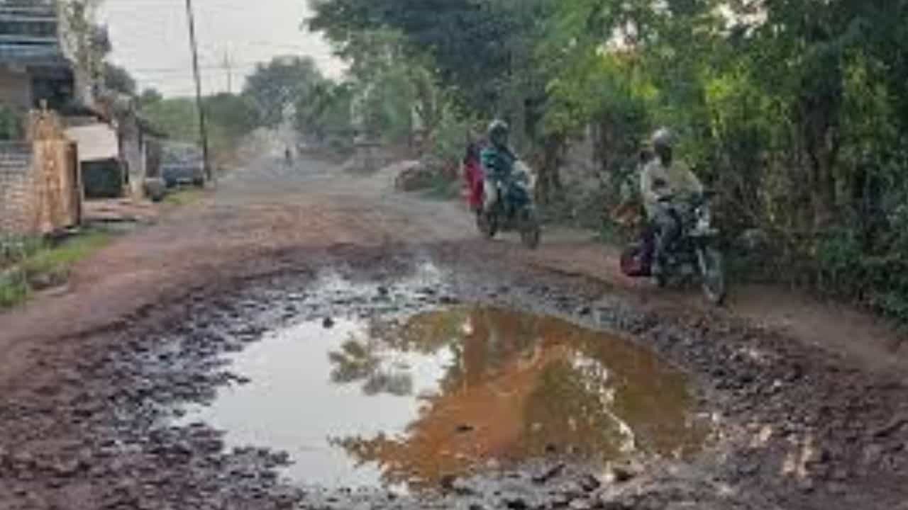 Jhargram: 'এক রোগ সারাতে হাসপাতালে গেলে, বেঁধে যায় আরেক রোগ', রাস্তার বেহাল দশা নিয়ে ক্ষোভ বাসিন্দাদের