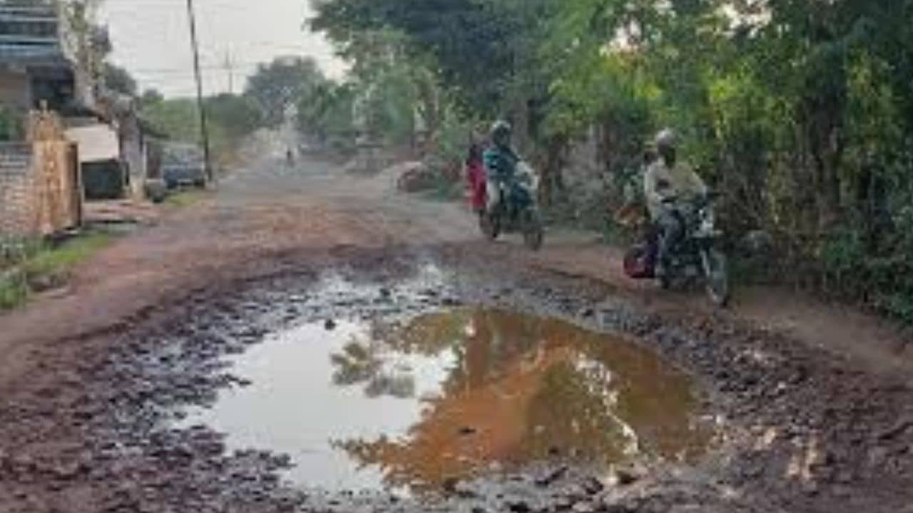 Jhargram: এক রোগ সারাতে হাসপাতালে গেলে, বেঁধে যায় আরেক রোগ, রাস্তার বেহাল দশা নিয়ে ক্ষোভ বাসিন্দাদের