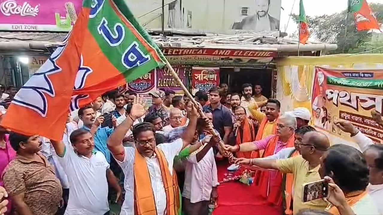 Jhargram: ভোটের আগে ঝাড়গ্রামে শক্তি বাড়ল বিজেপির, বাঁশ কেটে রাখতে বললেন দিলীপ Jhargram: ভোটের আগে ঝাড়গ্রামে শক্তি বাড়ল বিজেপির, বাঁশ কেটে রাখতে বললেন দিলীপ