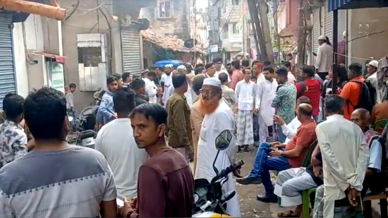 SIR in Bengal: ফাইনাল লিস্টে নেই নাম, কামারহাটিতে BLO এর মৃত্যুতে চাঞ্চল্য SIR in Bengal: ফাইনাল লিস্টে নেই নাম, কামারহাটিতে BLO এর মৃত্যুতে চাঞ্চল্য