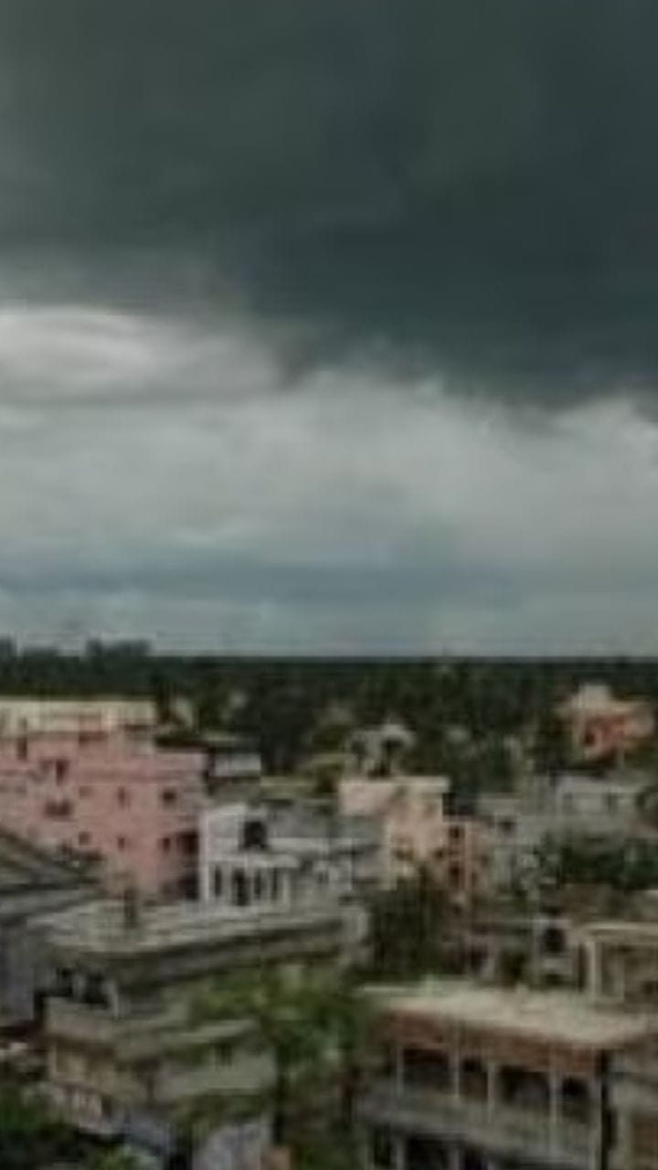 ঘূর্ণাবর্তর জেরে রাতভর বৃষ্টি, আজ শহরে সূর্যই উঠল না!