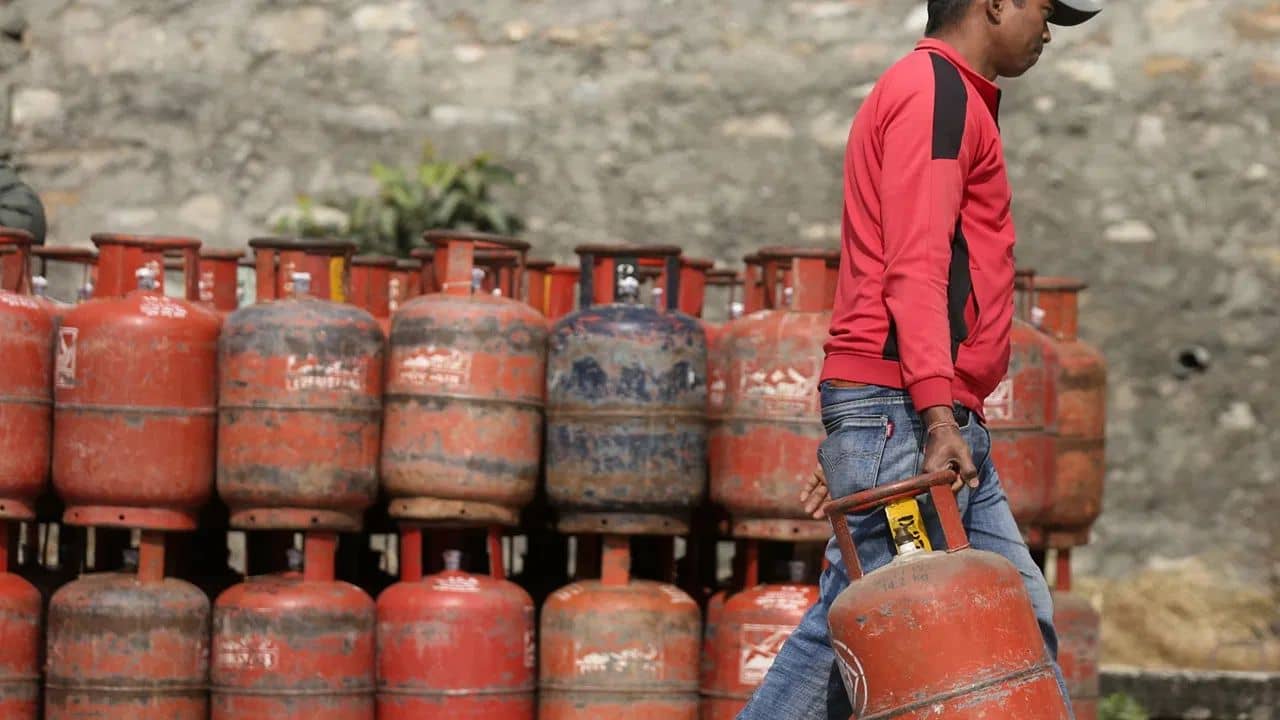 LPG Gas Crisis : বৈদ্যুতিন ওভেন ব্যবহার করলেই বিদ্যুত বিলে মিলবে ভর্তুকি, বড় ঘোষণা এই রাজ্যের