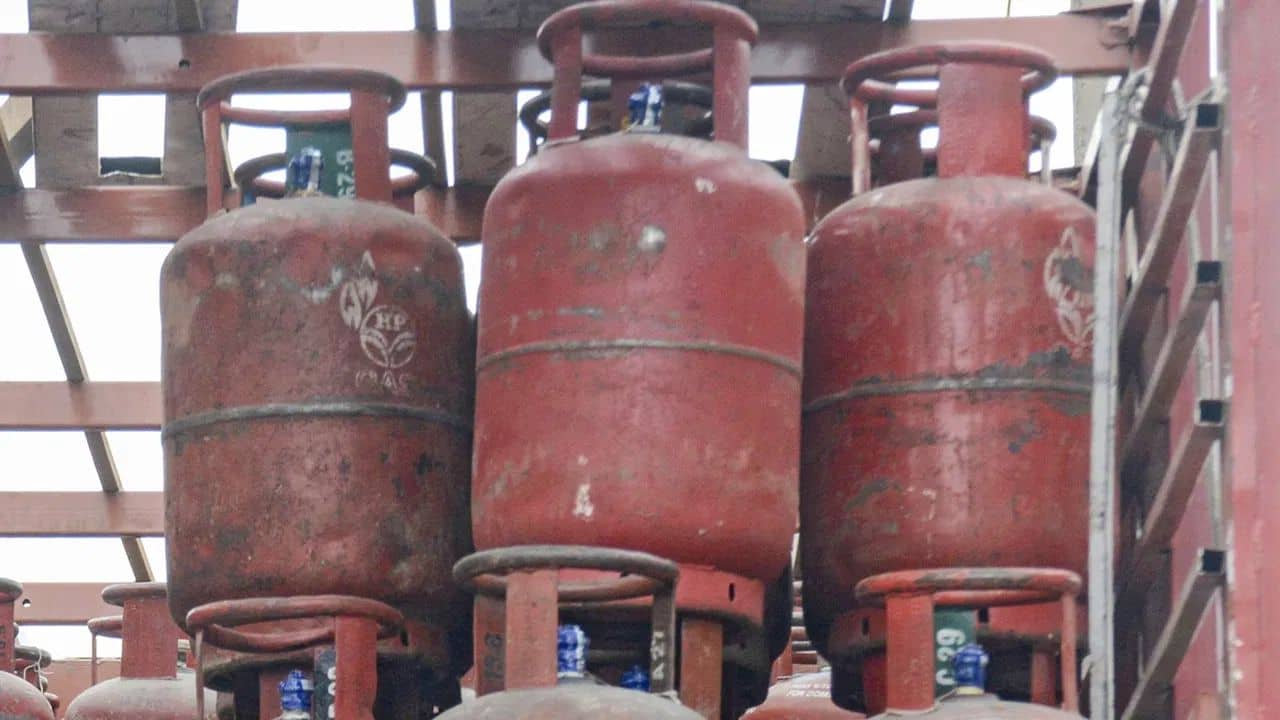 LPG production: গ্যাস খাবেন না! অভয় দিল মোদী সরকার