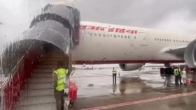 কলকাতা থেকে পরপর ঘুরিয়ে দেওয়া হল বিমান, নামানো হল বাংলাদেশেও