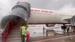 Kolkata Airport: কলকাতা থেকে পরপর ঘুরিয়ে দেওয়া হল বিমান, নামানো হল বাংলাদেশেও