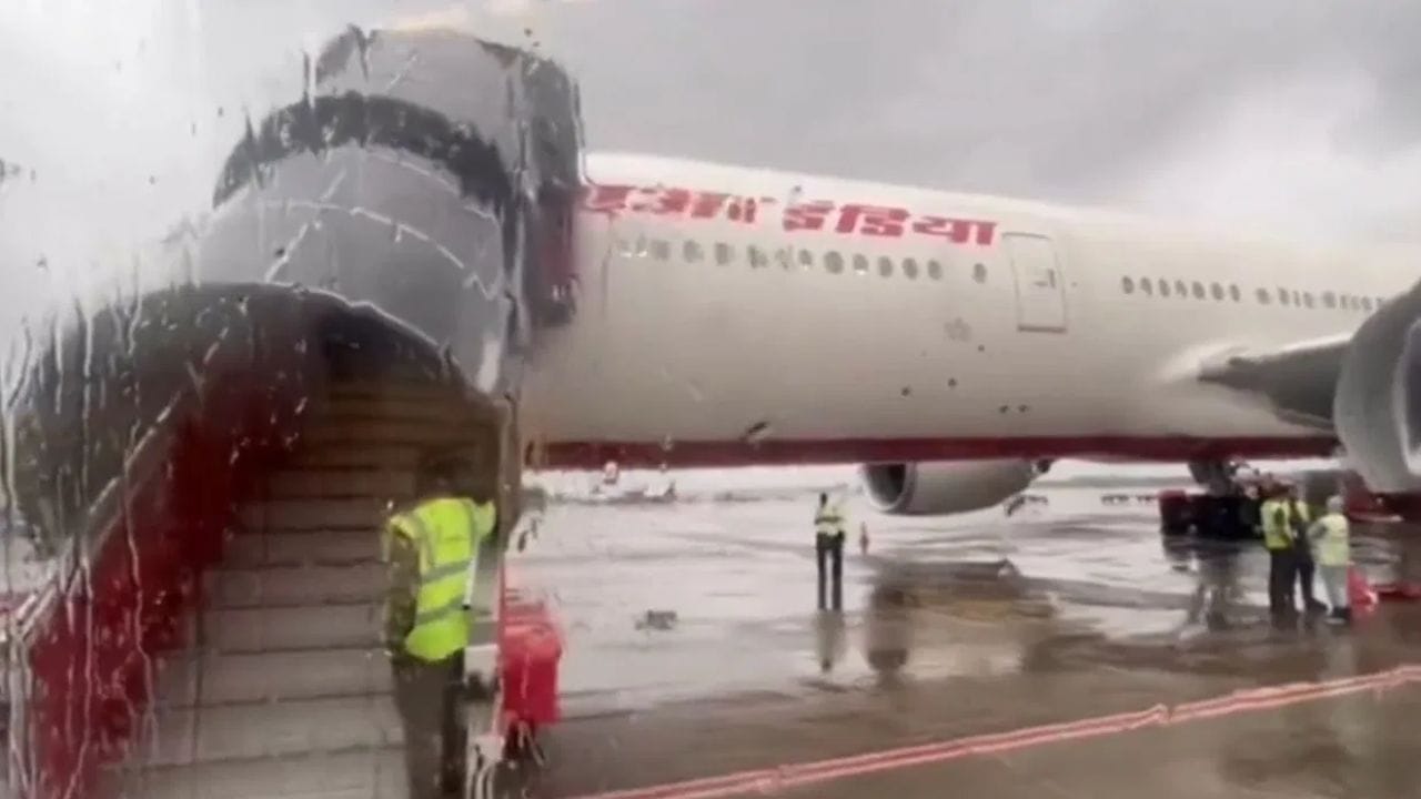 Kolkata Airport: কলকাতা থেকে পরপর ঘুরিয়ে দেওয়া হল বিমান, নামানো হল বাংলাদেশেও Kolkata Airport: কলকাতা থেকে পরপর ঘুরিয়ে দেওয়া হল বিমান, নামানো হল বাংলাদেশেও