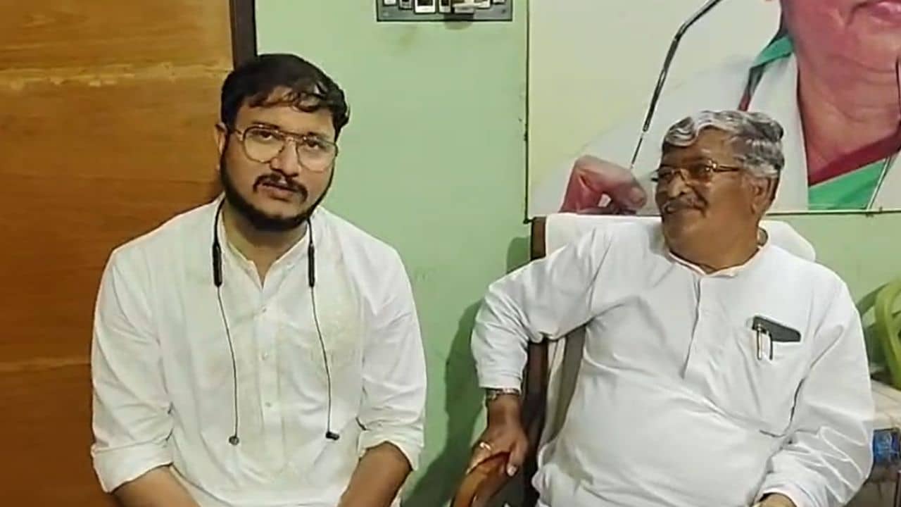 Asit Majumdar: পা ছুঁয়ে প্রণাম করার পর দেবাংশুকে নিয়েই ক্যামেরার আড়ালে চলে গেলেন অসিত