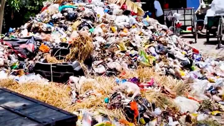 শহরের রাস্তায় কলার খোসাটা ফেলার আগে ২ বার ভাবুন, ১ লাখ টাকা 'ফাইন'! শহরের রাস্তায় কলার খোসাটা ফেলার আগে ২ বার ভাবুন, ১ লাখ টাকা 'ফাইন'!