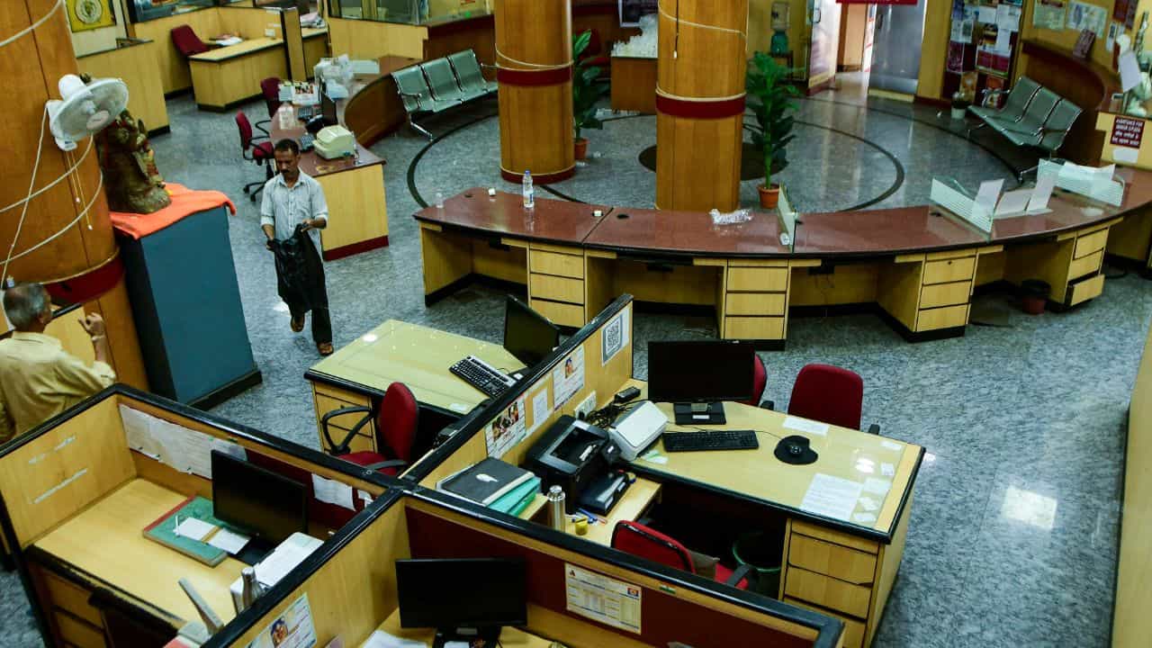 Bank: ব্যাঙ্ক ভুল বুঝিয়ে কিছু গছিয়ে দিচ্ছে না তো? ফিনান্সিয়াল মিস-সেলিং-এর শিকার হলে কী করবেন Bank: ব্যাঙ্ক ভুল বুঝিয়ে কিছু গছিয়ে দিচ্ছে না তো? ফিনান্সিয়াল মিস-সেলিং-এর শিকার হলে কী করবেন