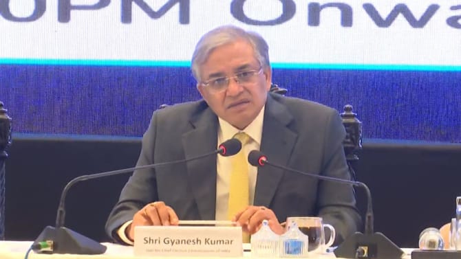 কী কাজে নিযুক্ত মাইক্রোঅবজারভাররা, বোঝালেন জ্ঞানেশ কুমার