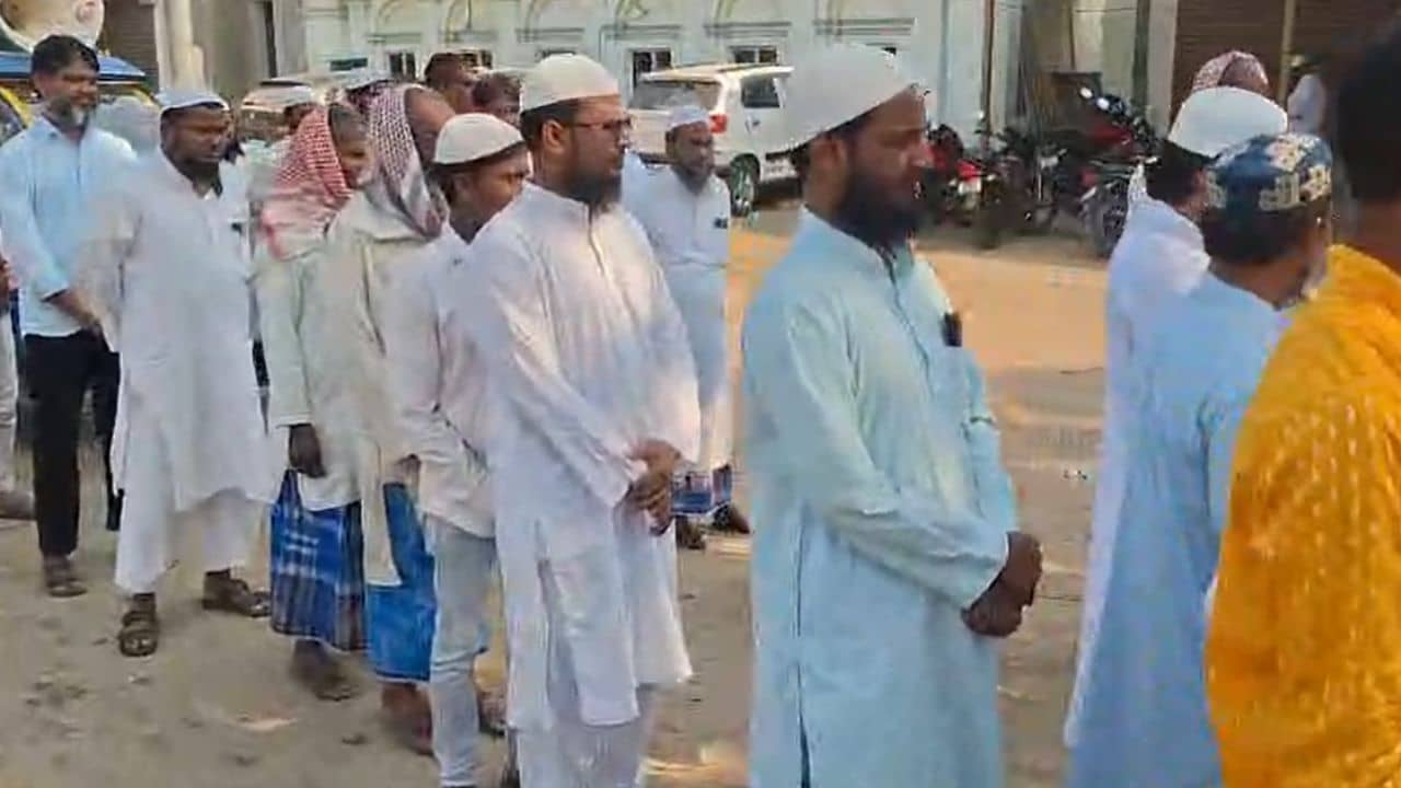 প্রার্থীর বিরুদ্ধে ক্ষোভ, রাস্তায় নামলেন ইমামরা