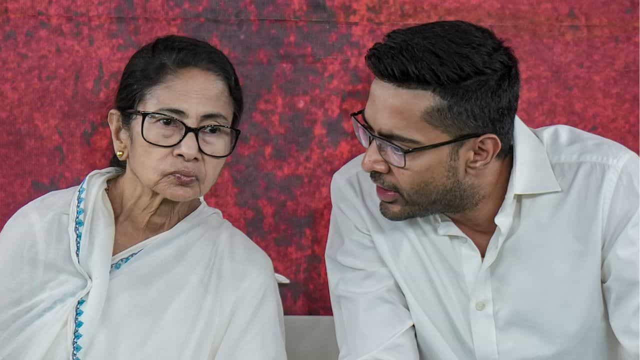TMC counting strategy meeting: কালীঘাটে বৈঠকে মমতা-অভিষেক, কাউন্টিংয়ে কোন রণকৌশল তৃণমূলের? TMC counting strategy meeting: কালীঘাটে বৈঠকে মমতা-অভিষেক, কাউন্টিংয়ে কোন রণকৌশল তৃণমূলের?