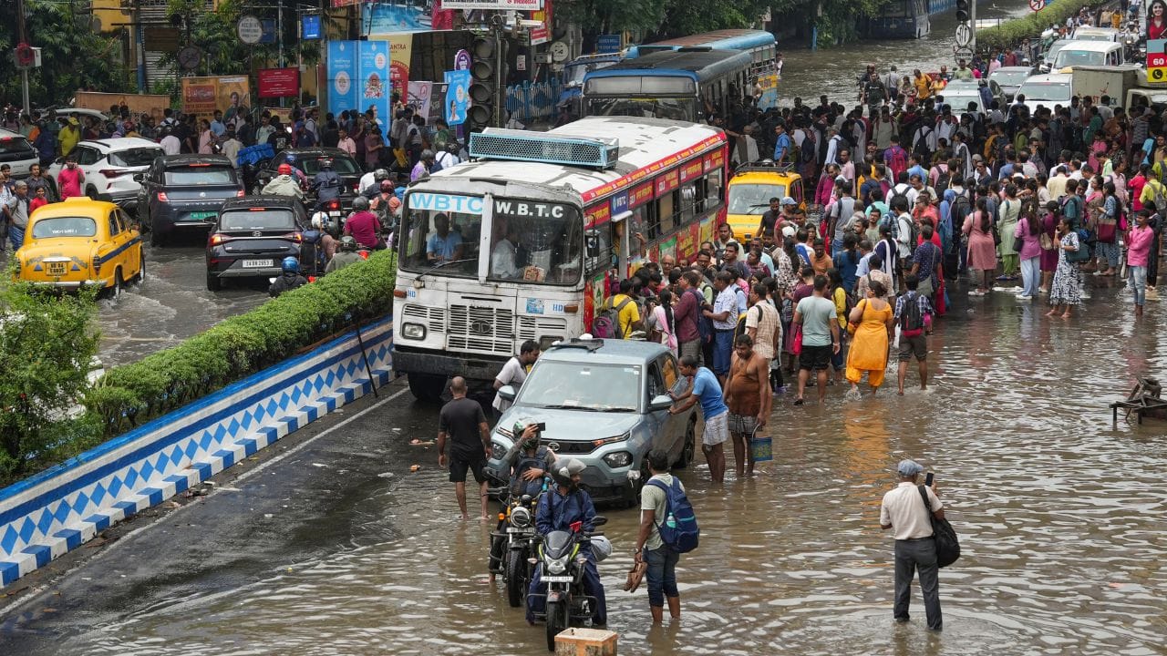 Weather Update: পুরুলিয়ায় লাল সতর্কতা, ঝাড়গ্রামে কমলা সতর্কতা, বাদ যাবে না কলকাতাও Weather Update: পুরুলিয়ায় লাল সতর্কতা, ঝাড়গ্রামে কমলা সতর্কতা, বাদ যাবে না কলকাতাও