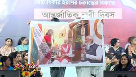 প্রেসিডেন্ট দাঁড়িয়ে আর প্রধানমন্ত্রী বসে, আমরা কখনও এরকম করি না: মমতা