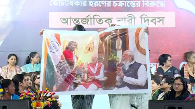 প্রেসিডেন্ট দাঁড়িয়ে আর প্রধানমন্ত্রী বসে, আমরা কখনও এরকম করি না: মমতা