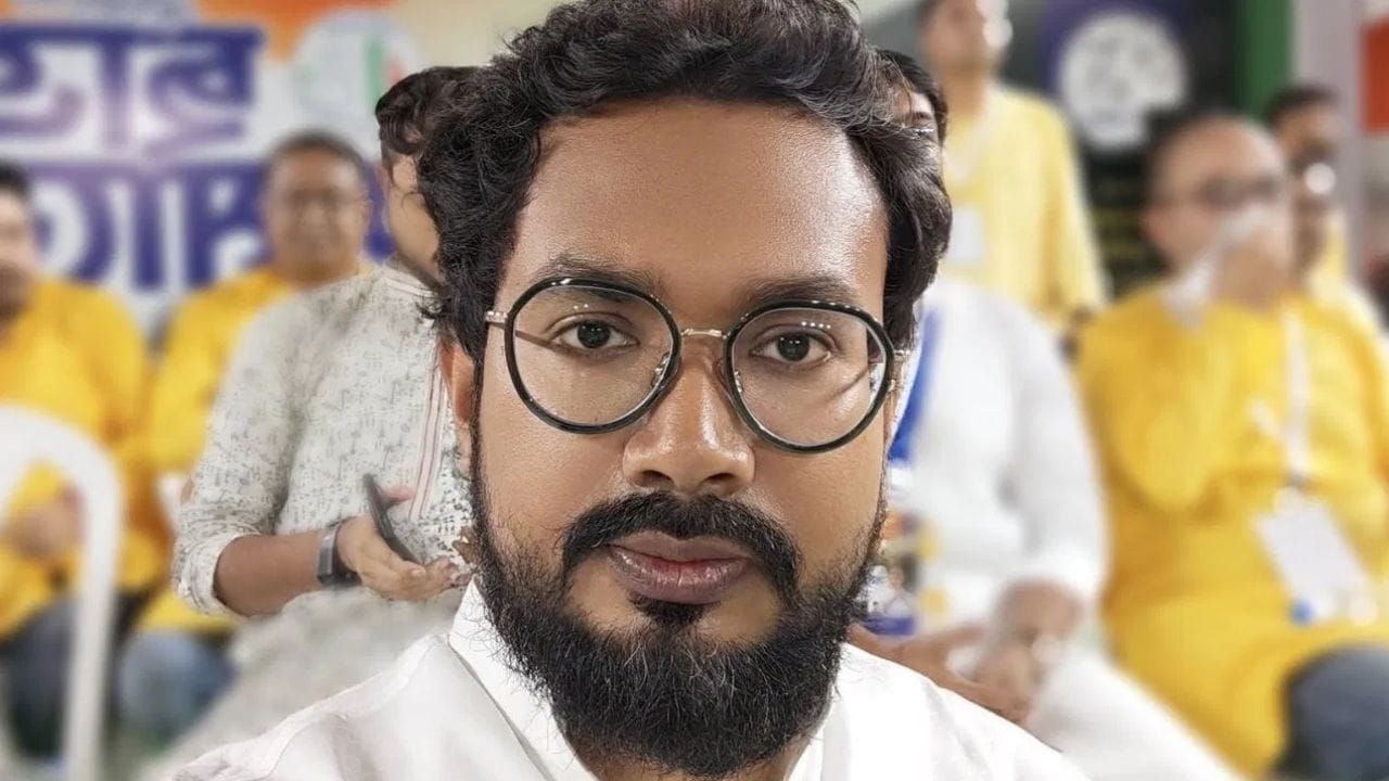 ঠাকুরবাড়িতে মুকুটমণির গোপন বৈঠক, শনিবার সন্ধ্যায় ঠিক কী হল ঠাকুরবাড়িতে মুকুটমণির গোপন বৈঠক, শনিবার সন্ধ্যায় ঠিক কী হল