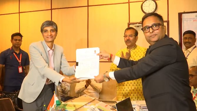 সংবিধান মেনে সমতার বার্তা দিতে চান মেনকা, মনোনয়ন জমা প্রার্থীদের