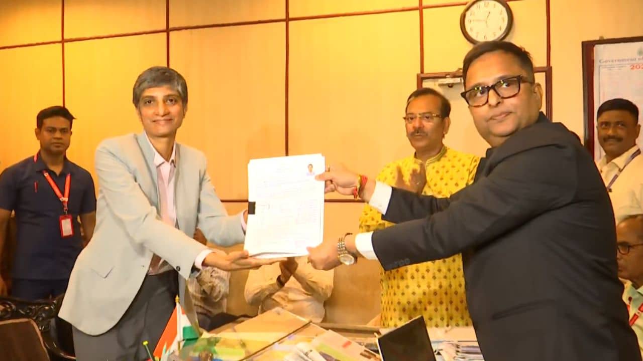 Rajyasabha: সংবিধান মেনে সমতার বার্তা দিতে চান মেনকা, মনোনয়ন জমা দিলেন রাজ্যসভার তৃণমূল প্রার্থীরা